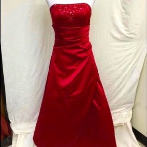 💃David’s Bridal Strapless Gown, Apple Red, size 4
💃